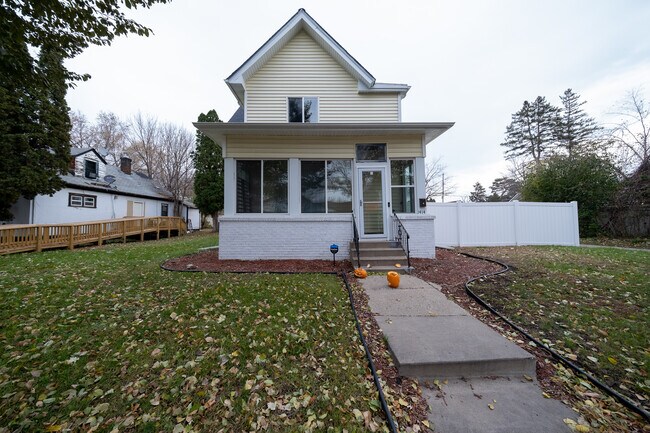 Building Photo - 1414 Xerxes Ave N