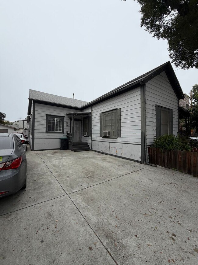 Building Photo - 623 E Santa Ana Blvd