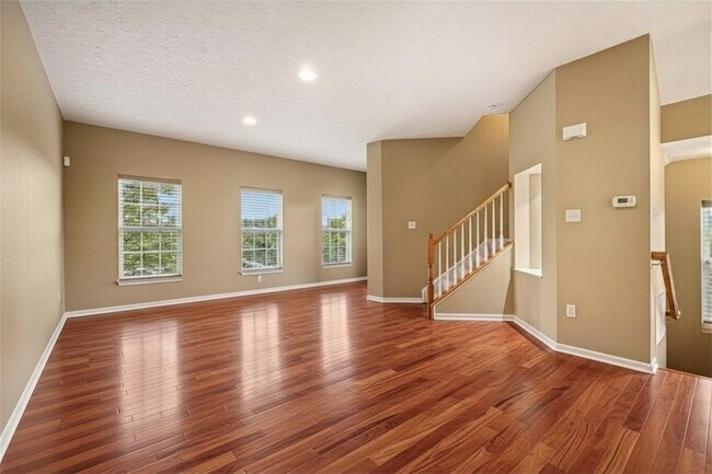 Building Photo - 208 Village Pl