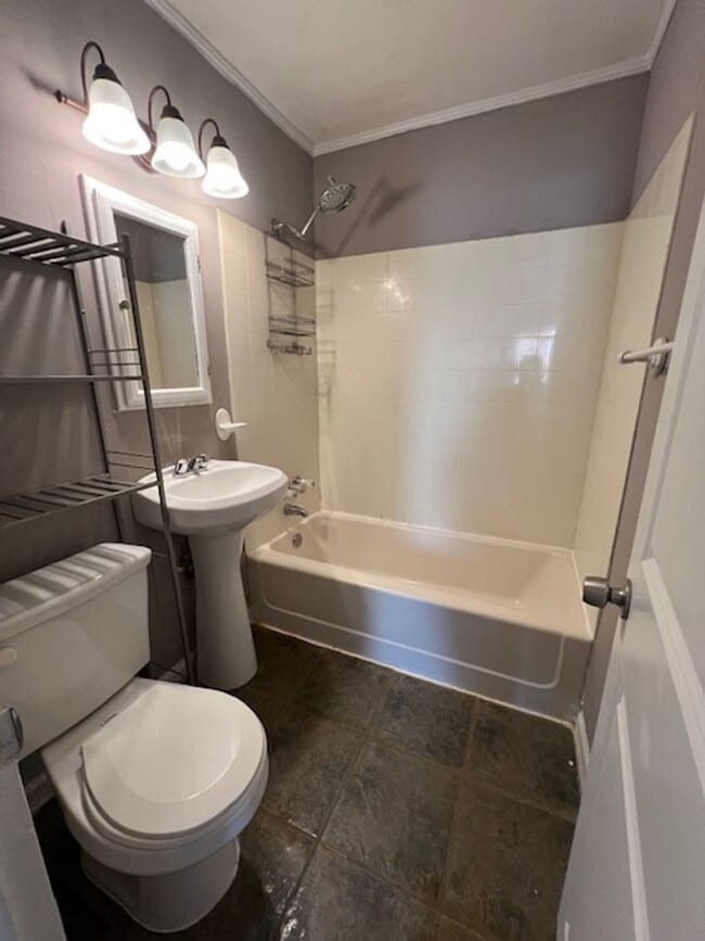 Building Photo - 2 Bedroom, 1 Bath Home