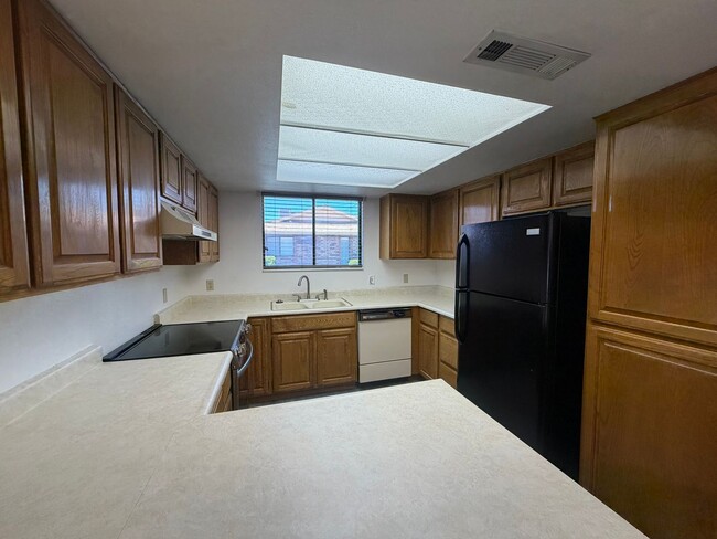Building Photo - DARLING TOWNHOME FOR RENT!
