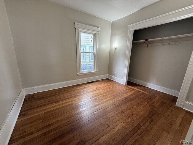 Building Photo - 154 Seeley Ave