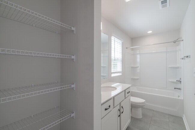 Building Photo - 223 Hoskins Ave Dr