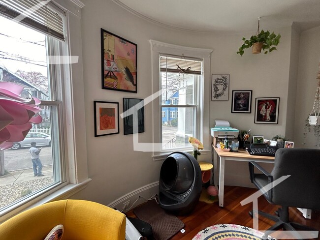 Building Photo - Large, 3 bed in Oak Square