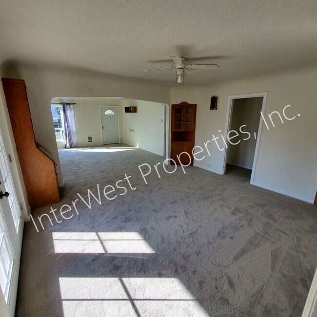 Building Photo - 3+bd 1.5 ba Single Level West Salem Home w...