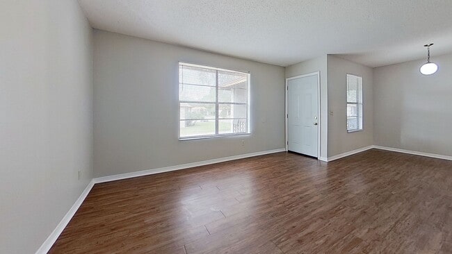 Building Photo - Beautiful Upstairs 2 bedroom 1 1/2 bath Ap...