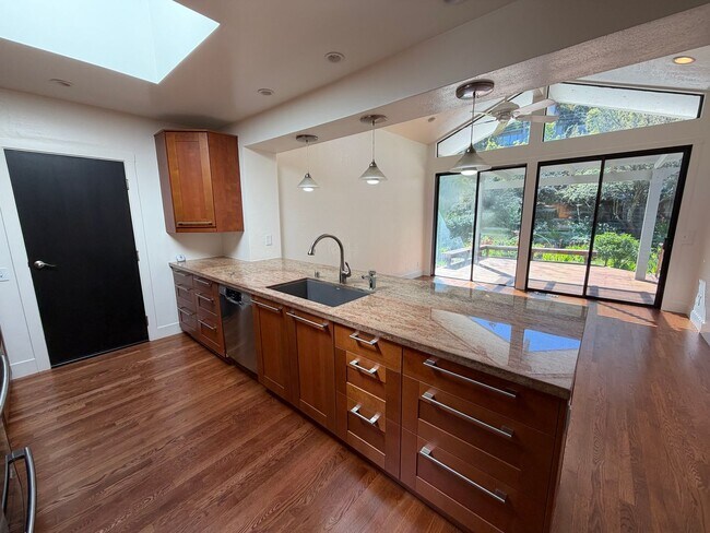 Building Photo - NIcely Updated Mill Valley 3x2 home with large yard, garage, HW floors, laundry