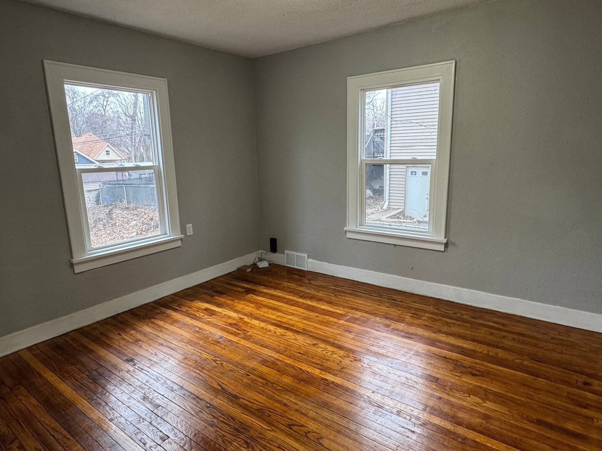 Building Photo - 824 Tremont Ave