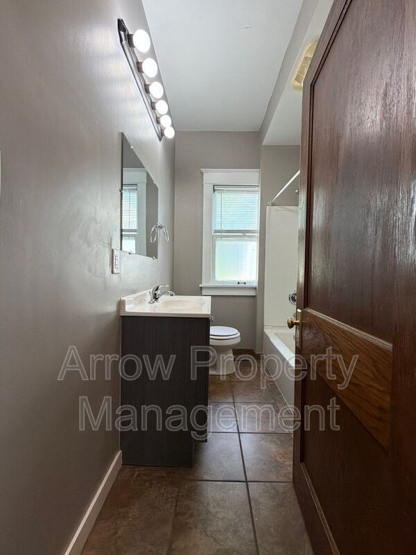 Building Photo - 2049 Worthington Ave