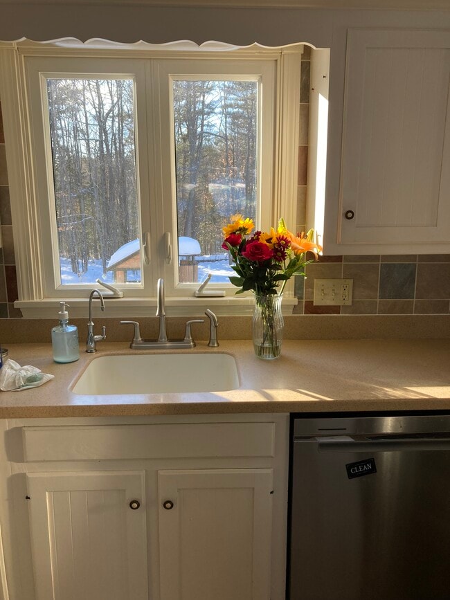 Building Photo - 20 Mary St