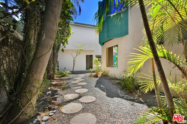 Building Photo - 656 Angelus Pl