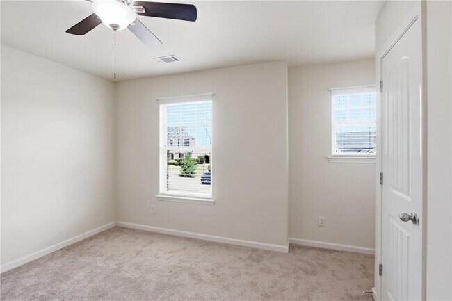 Building Photo - 906 Donington Cir SE
