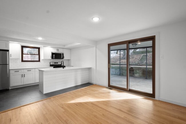 Building Photo - Ready for move in! Check out this RENOVATED 3 bedroom in BROOKLINE! UNBEATABLE LOCATION!