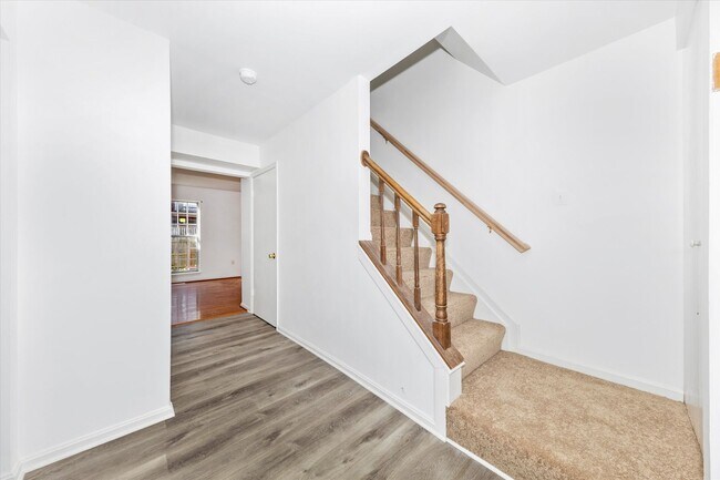 Building Photo - Churchill Town Rental