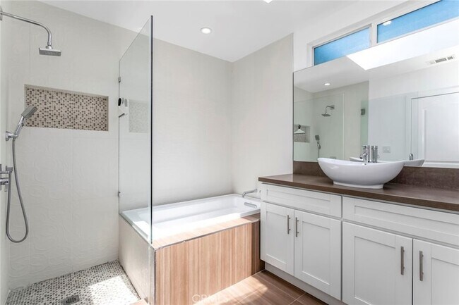 Building Photo - 1444 Stearns Dr