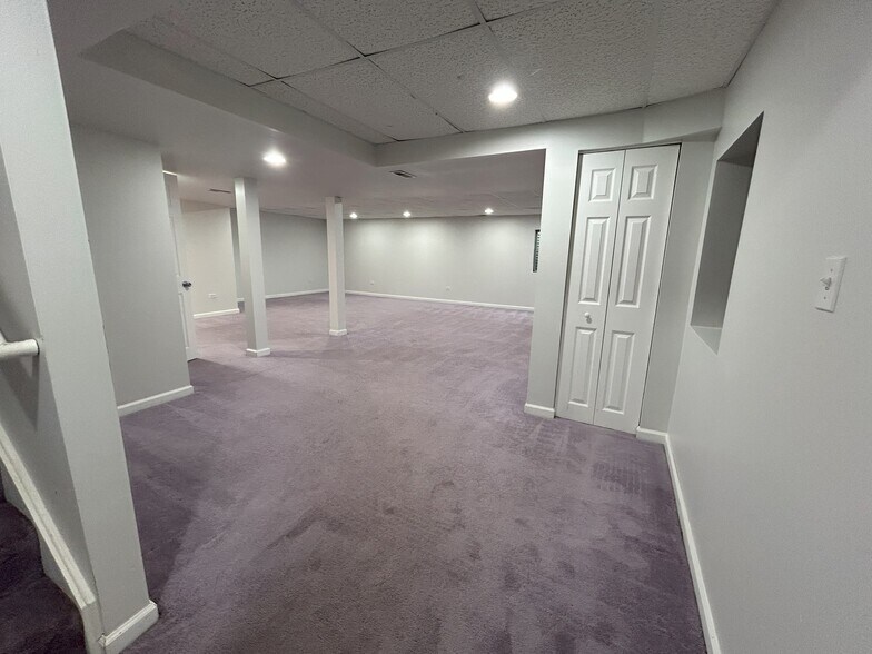 Building Photo - 707 Red Oak Ct