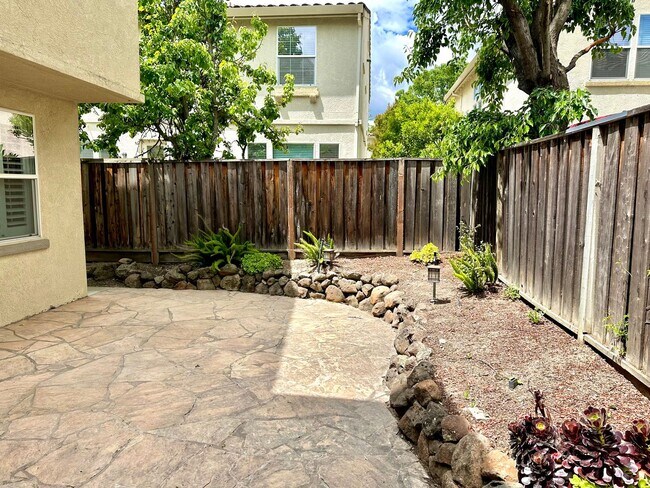 Building Photo - Spacious 4-Bedroom, 2.5-Bathroom Home, Fre...