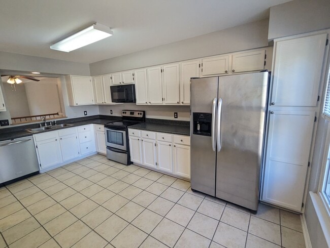 Building Photo - END UNIT townhouse in Ballenger Creek neig...