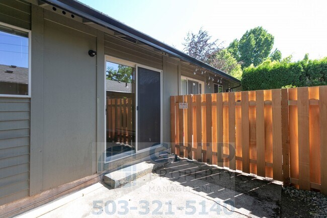 Building Photo - Modern Two Bedroom Apartment Available in Mt. Tabor