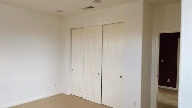 Building Photo - Full Bedroom and Bathroom Downstairs