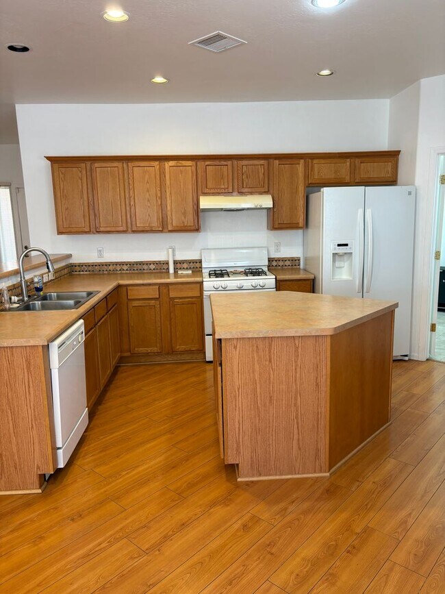 Building Photo - Unfurnished, 1 Year Minimum - Procure Only