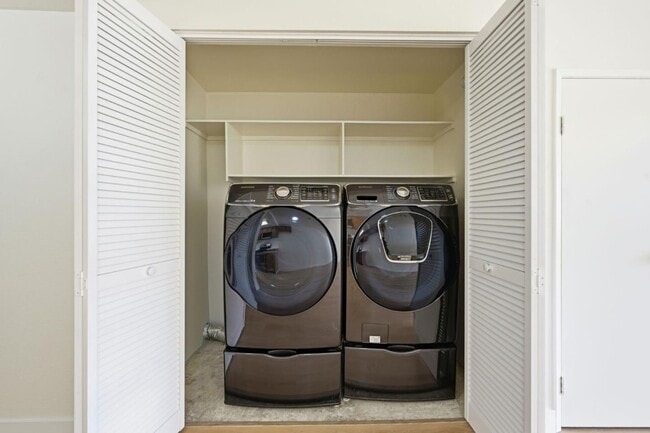 Building Photo - 5130 N River Rd