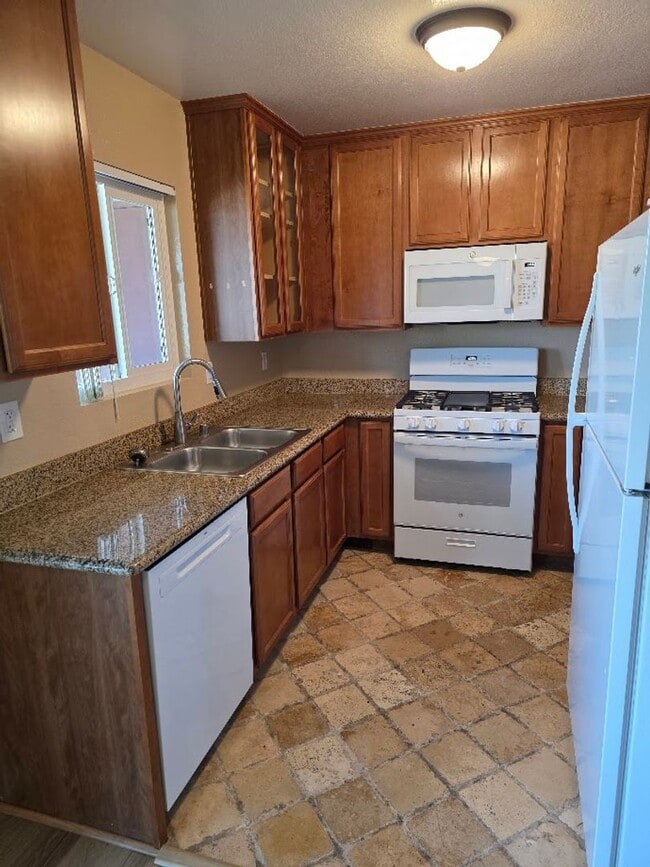 Building Photo - Two Bedroom Upper Unit Condo in Oceanside