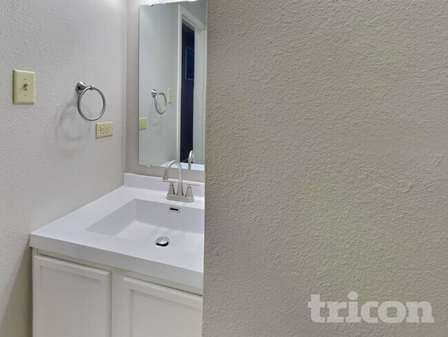 Building Photo - 1909 Blue Pine Ln