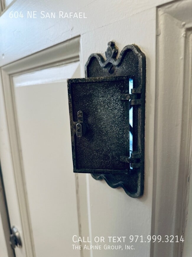 Building Photo - 604 NE San Rafael St