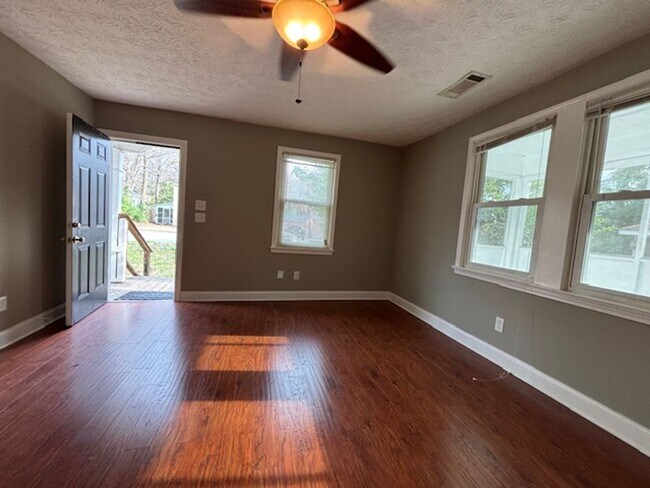 Building Photo - Charming 2-bedroom one bath cottage