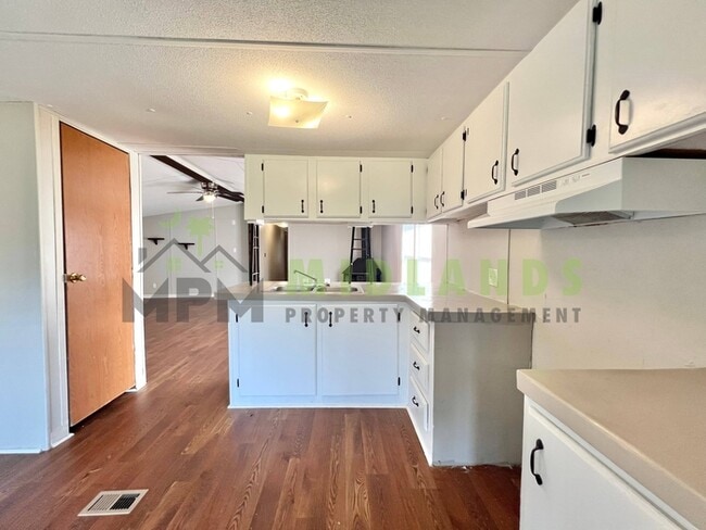Building Photo - 2413 S Lake Dr