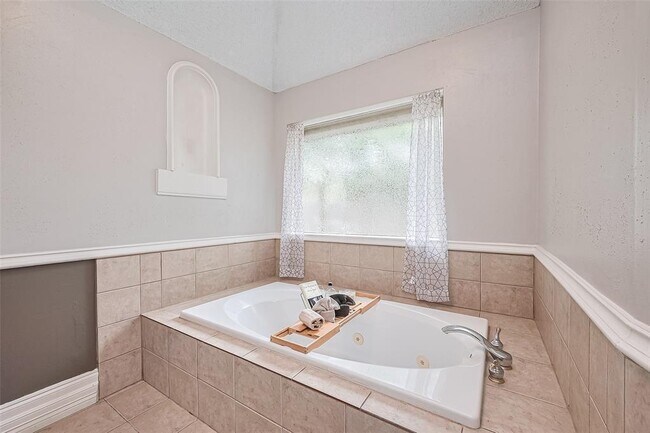 Building Photo - 2502 Knollbrook Ln