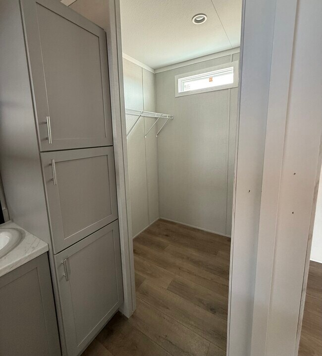 Building Photo - 10 River Rd