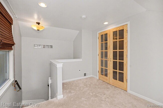 Building Photo - 1105 E Fifth St