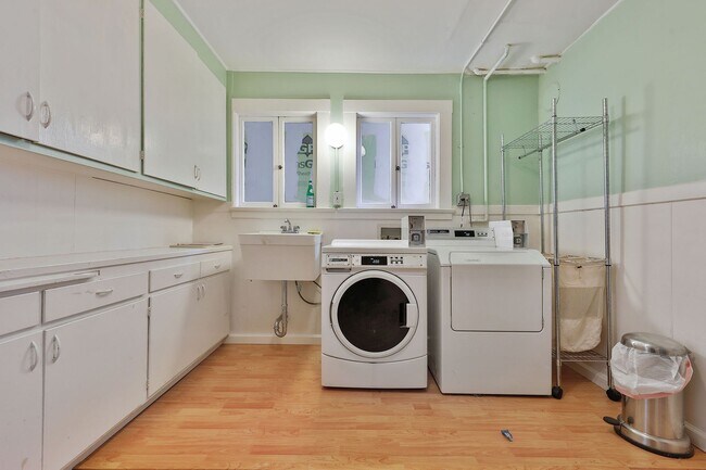 Building Photo - Cole Valley: Bright Top Floor Unfurnished 1 Bed 1 Bath with Garage Parking