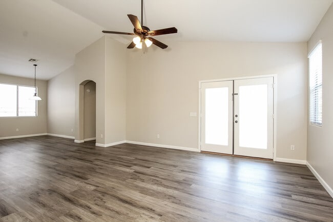 Building Photo - 9038 W Villa Maria Dr