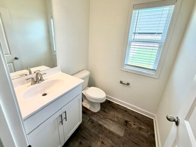 Building Photo - Now Leasing a 4-bedroom 25 bath home in Oakland.