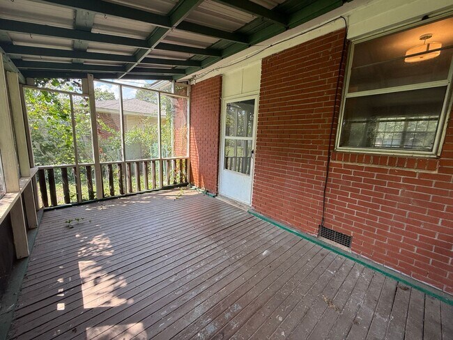 Building Photo - 3035 Holiday Dr SW
