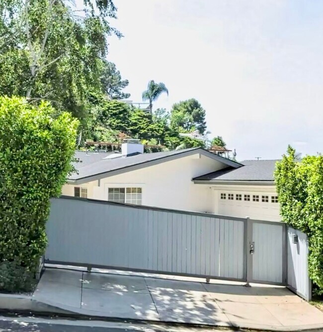 Building Photo - 16636 Calneva Dr