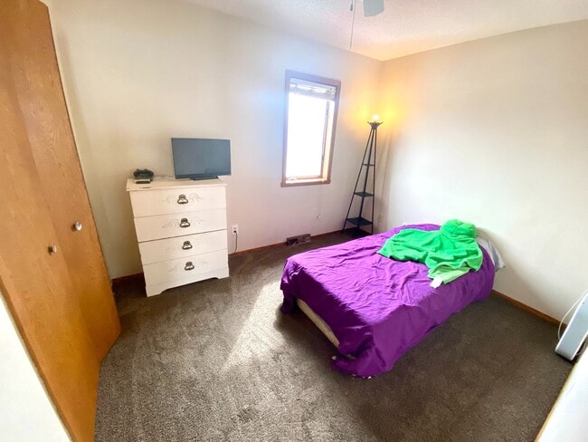 Building Photo - For Rent: Charming 3-Level Townhome in Qui...