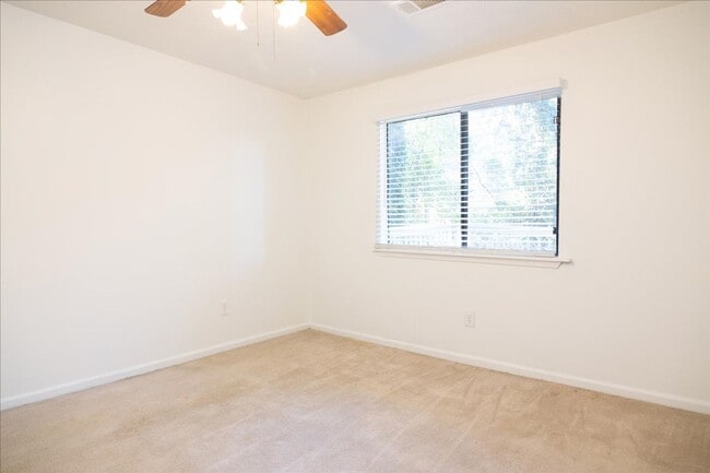 Building Photo - 3bd/2ba Home in Cul-De-Sac in Quiet Neighb...
