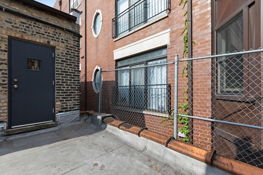 Building Photo - 1136 W Wilson Ave