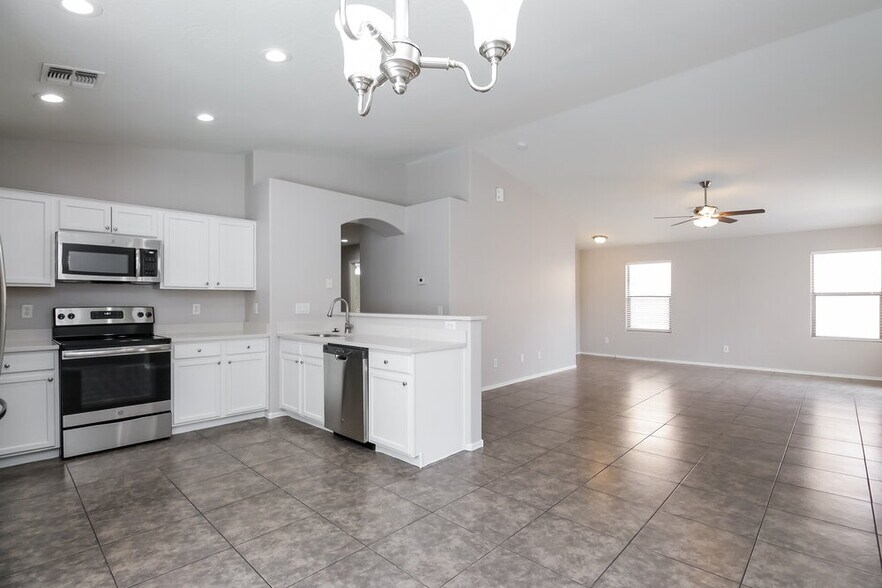 Building Photo - 5727 S 17th Ave