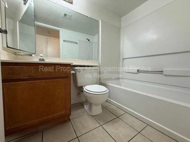 Building Photo - 533 W Guadalupe Rd
