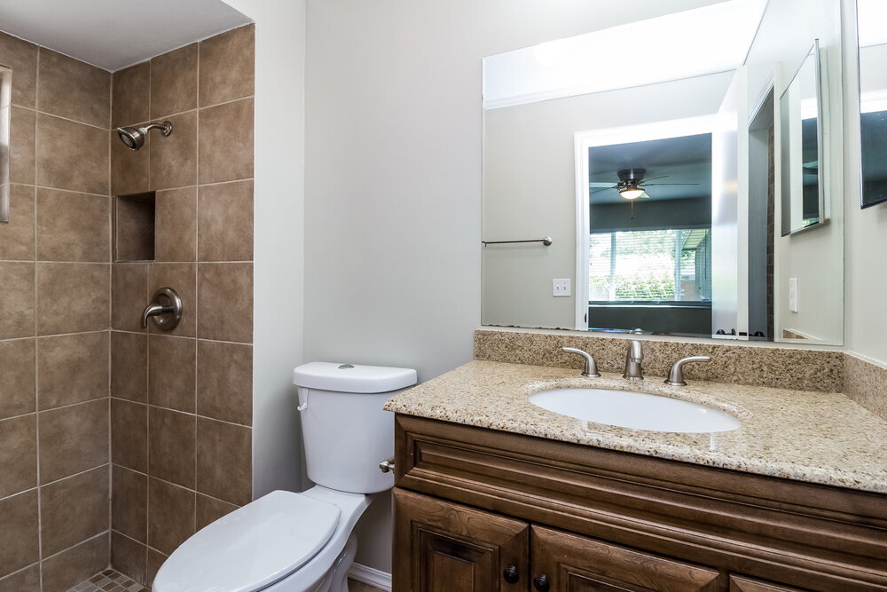 Building Photo - 1042 Alpug Ave