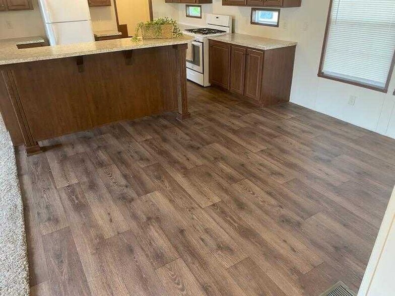 Building Photo - 15562 Pine Ridge Dr