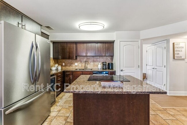 Building Photo - 530 W 10th St