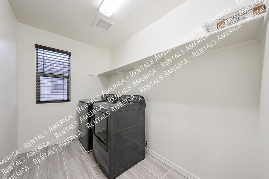 Building Photo - 4215 S 58th Ln