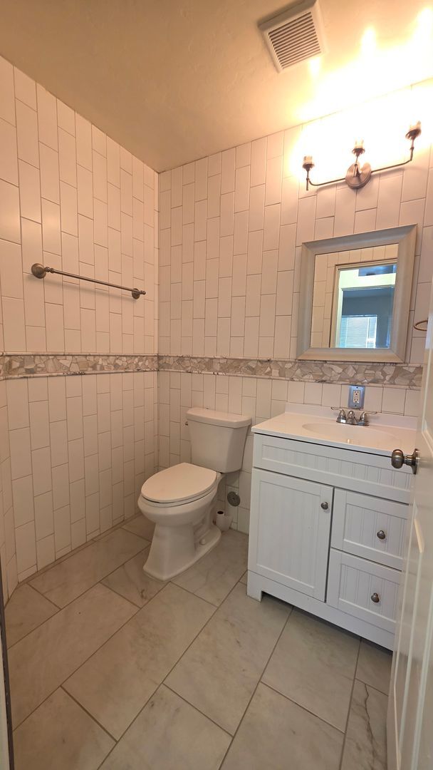 Building Photo - Beautiful Renovated  4 Bed 2 Bath HOME!