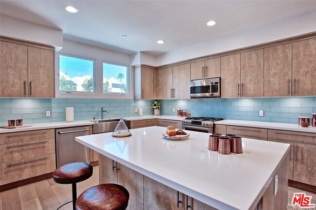 Building Photo - 4240 Laurel Canyon Blvd